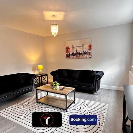 Spacious 4 Bedroom By Tara Stays Short Lets & Serviced Accommodation Aldershot With Free Wifi & Garden Екстериор снимка