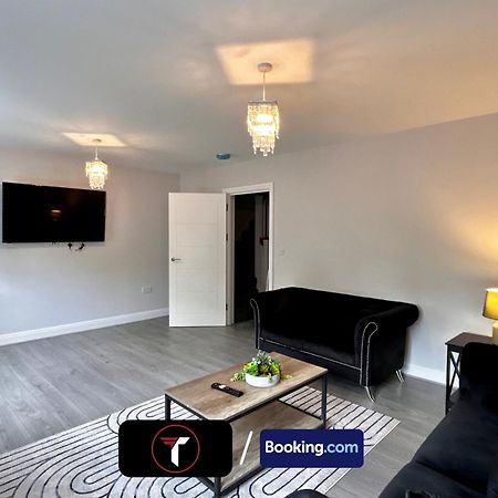 Spacious 4 Bedroom By Tara Stays Short Lets & Serviced Accommodation Aldershot With Free Wifi & Garden Екстериор снимка