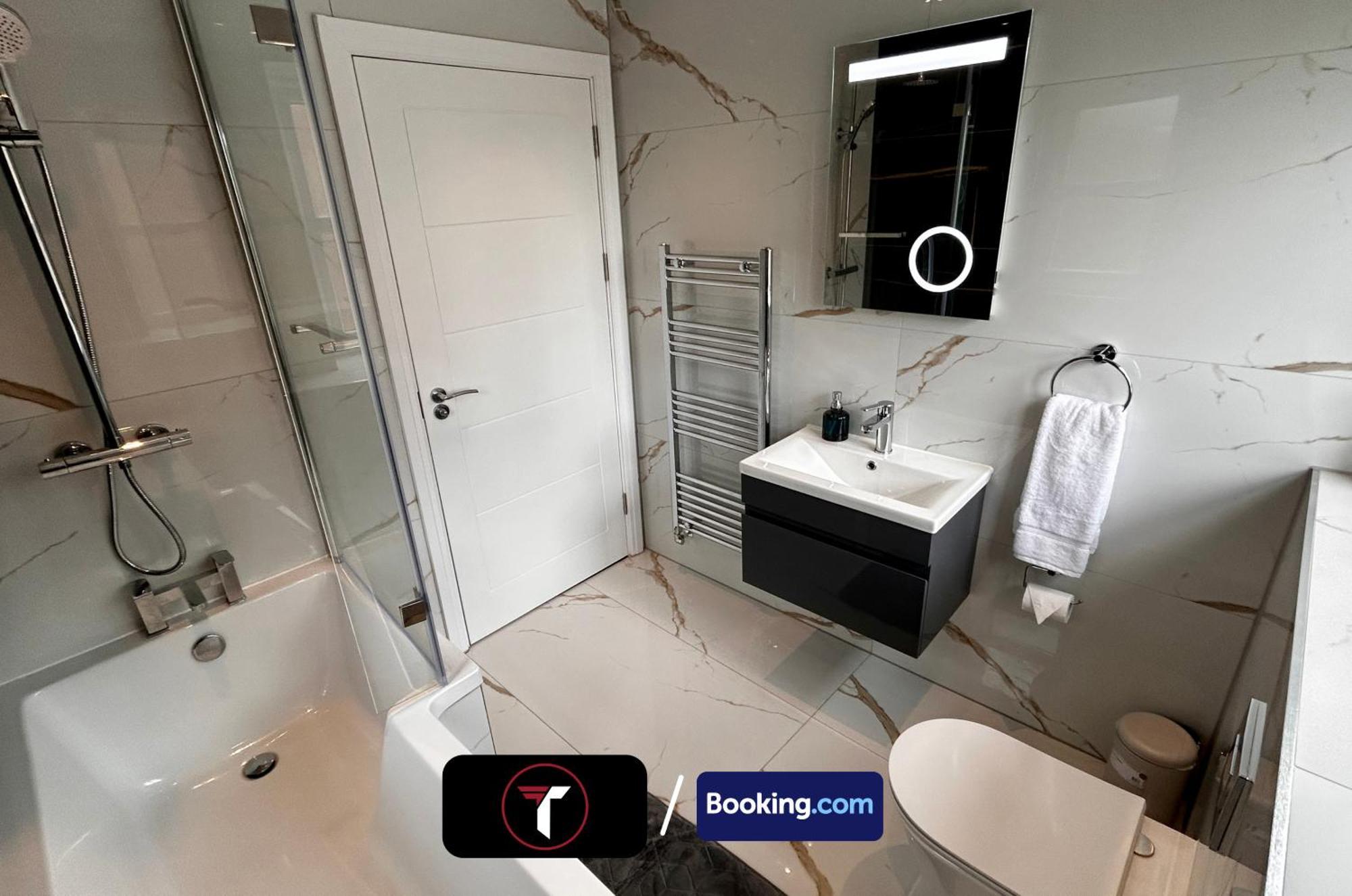 Spacious 4 Bedroom By Tara Stays Short Lets & Serviced Accommodation Aldershot With Free Wifi & Garden Екстериор снимка