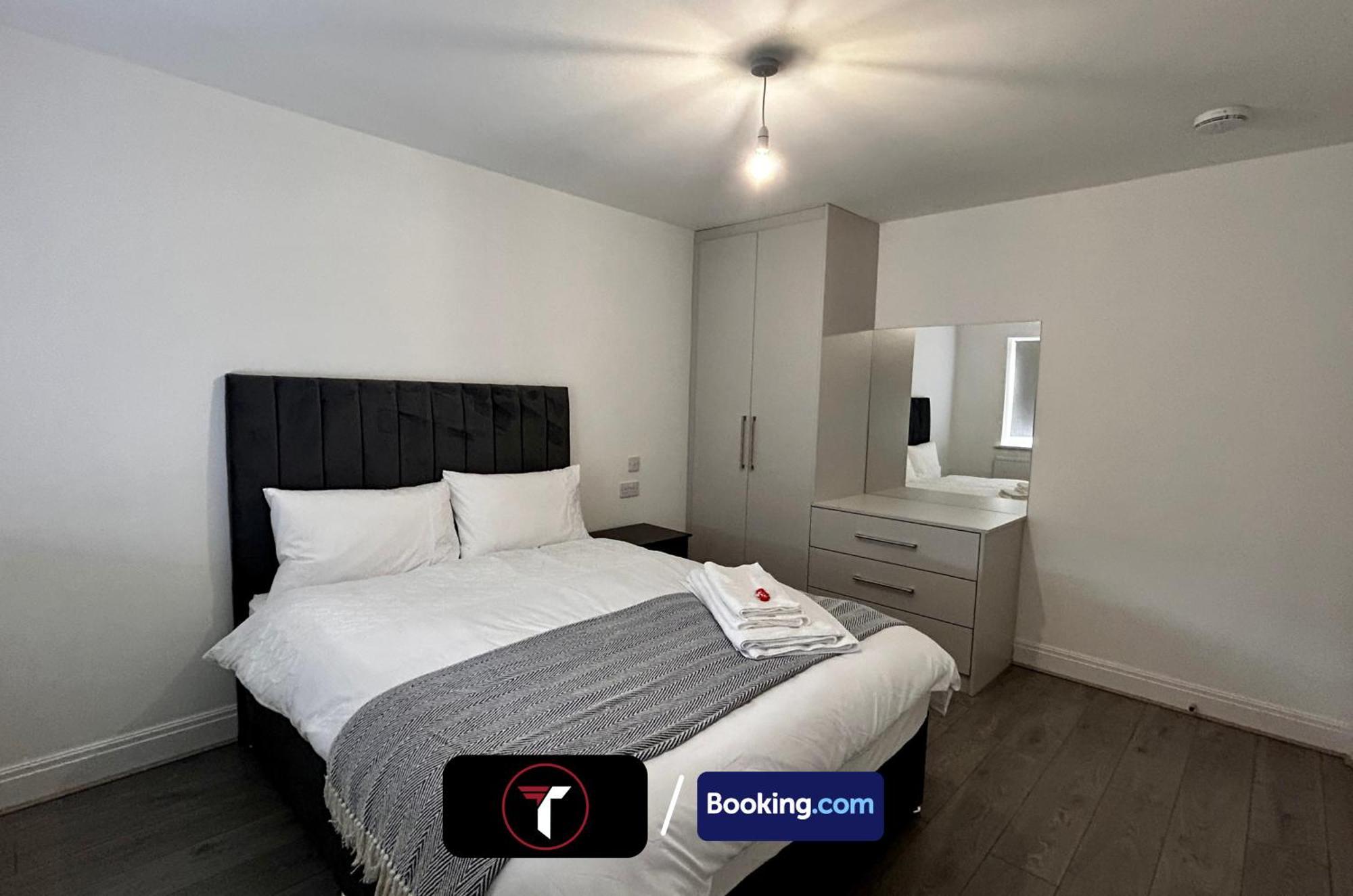 Spacious 4 Bedroom By Tara Stays Short Lets & Serviced Accommodation Aldershot With Free Wifi & Garden Екстериор снимка