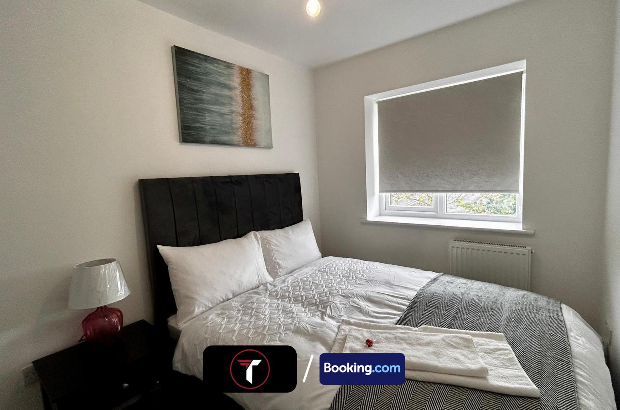 Spacious 4 Bedroom By Tara Stays Short Lets & Serviced Accommodation Aldershot With Free Wifi & Garden Екстериор снимка