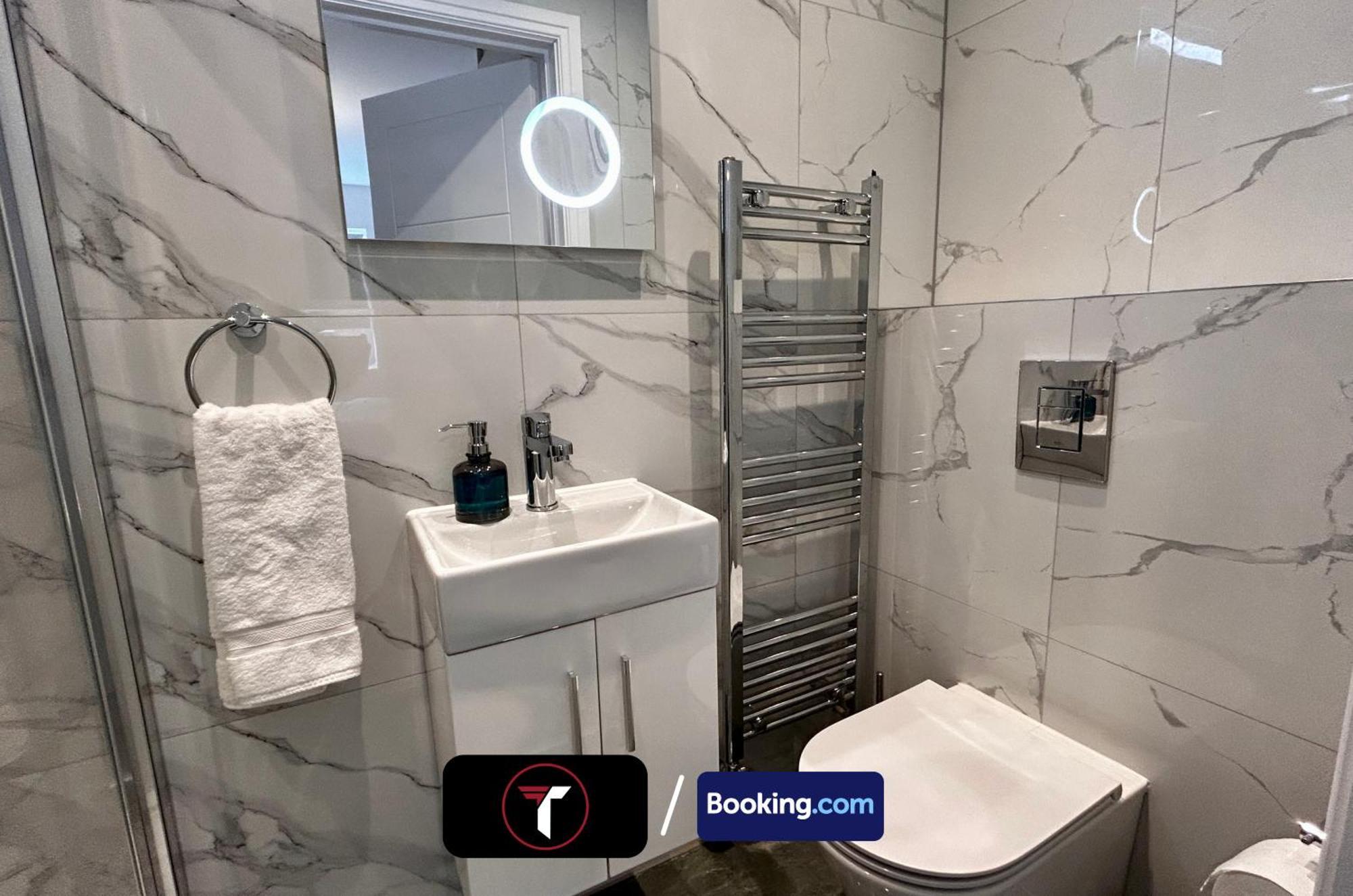 Spacious 4 Bedroom By Tara Stays Short Lets & Serviced Accommodation Aldershot With Free Wifi & Garden Екстериор снимка