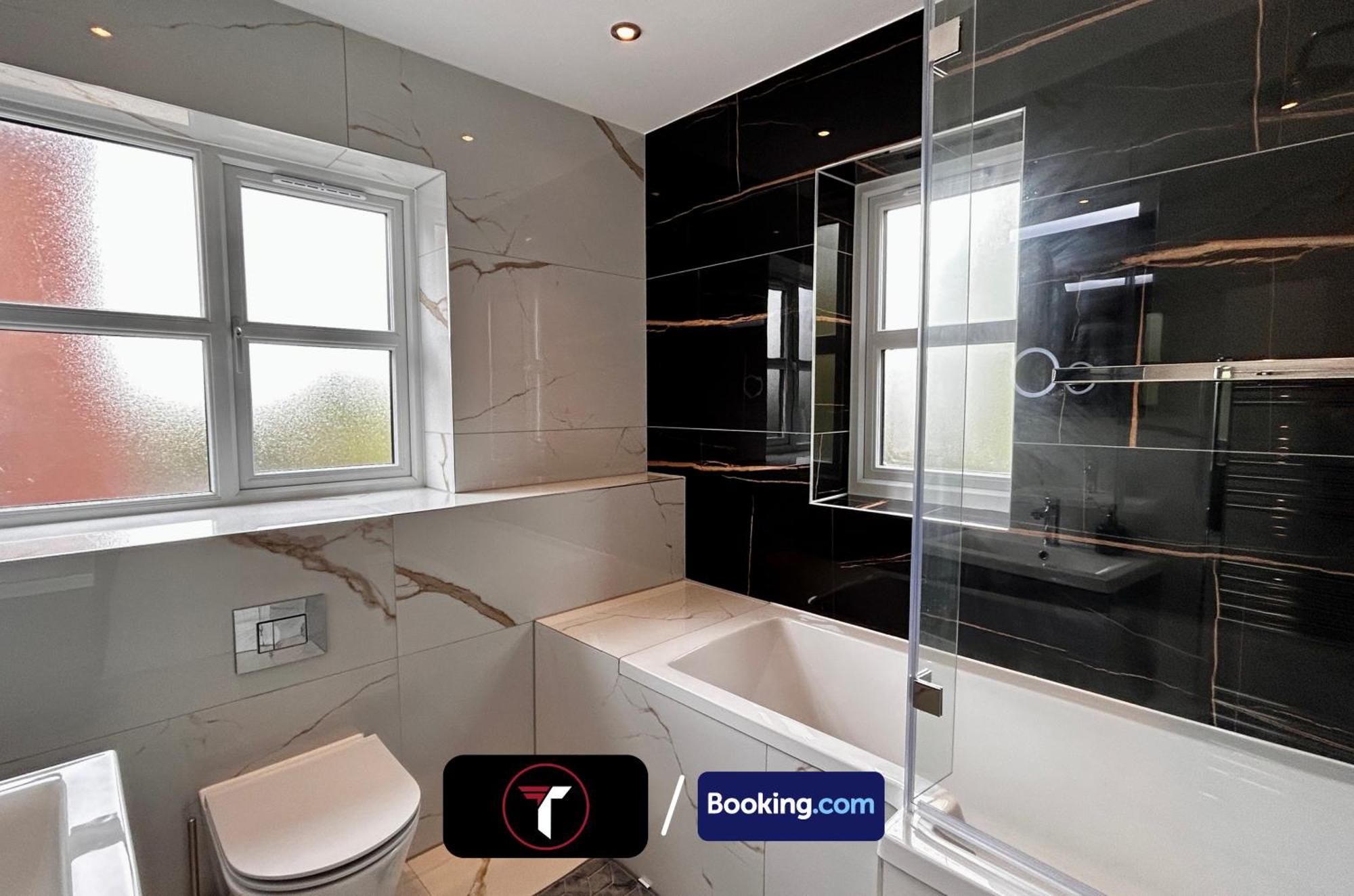 Spacious 4 Bedroom By Tara Stays Short Lets & Serviced Accommodation Aldershot With Free Wifi & Garden Екстериор снимка