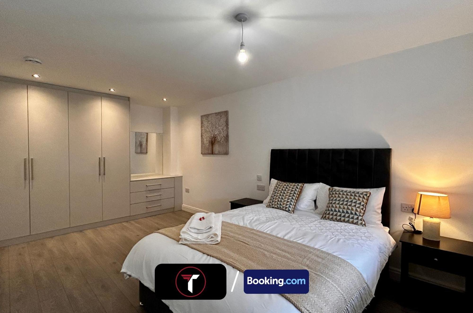 Spacious 4 Bedroom By Tara Stays Short Lets & Serviced Accommodation Aldershot With Free Wifi & Garden Екстериор снимка