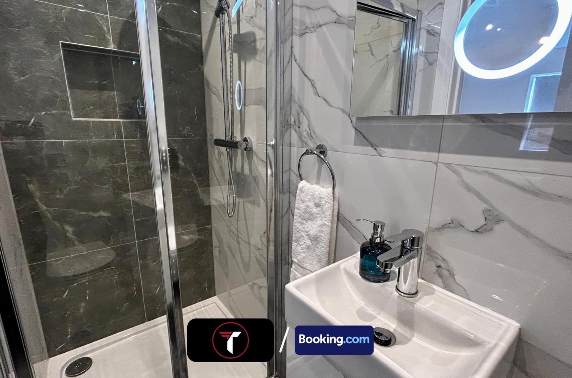 Spacious 4 Bedroom By Tara Stays Short Lets & Serviced Accommodation Aldershot With Free Wifi & Garden Екстериор снимка